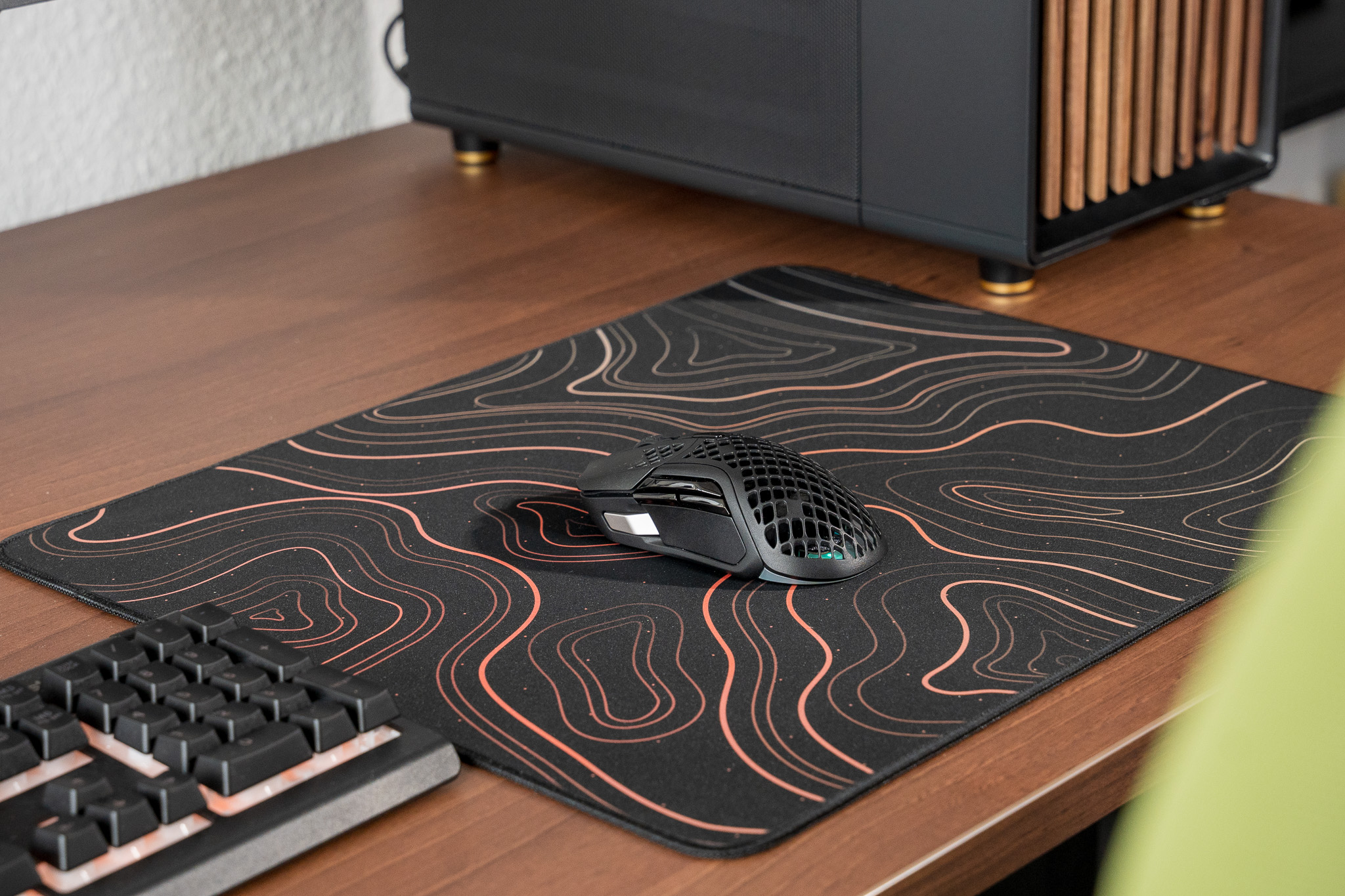 ・デッキテープ 悟空 ・デッキ darkroom(ダークルーム) LeetDesk Pro Darkwood – High-quality gaming desk with wood
