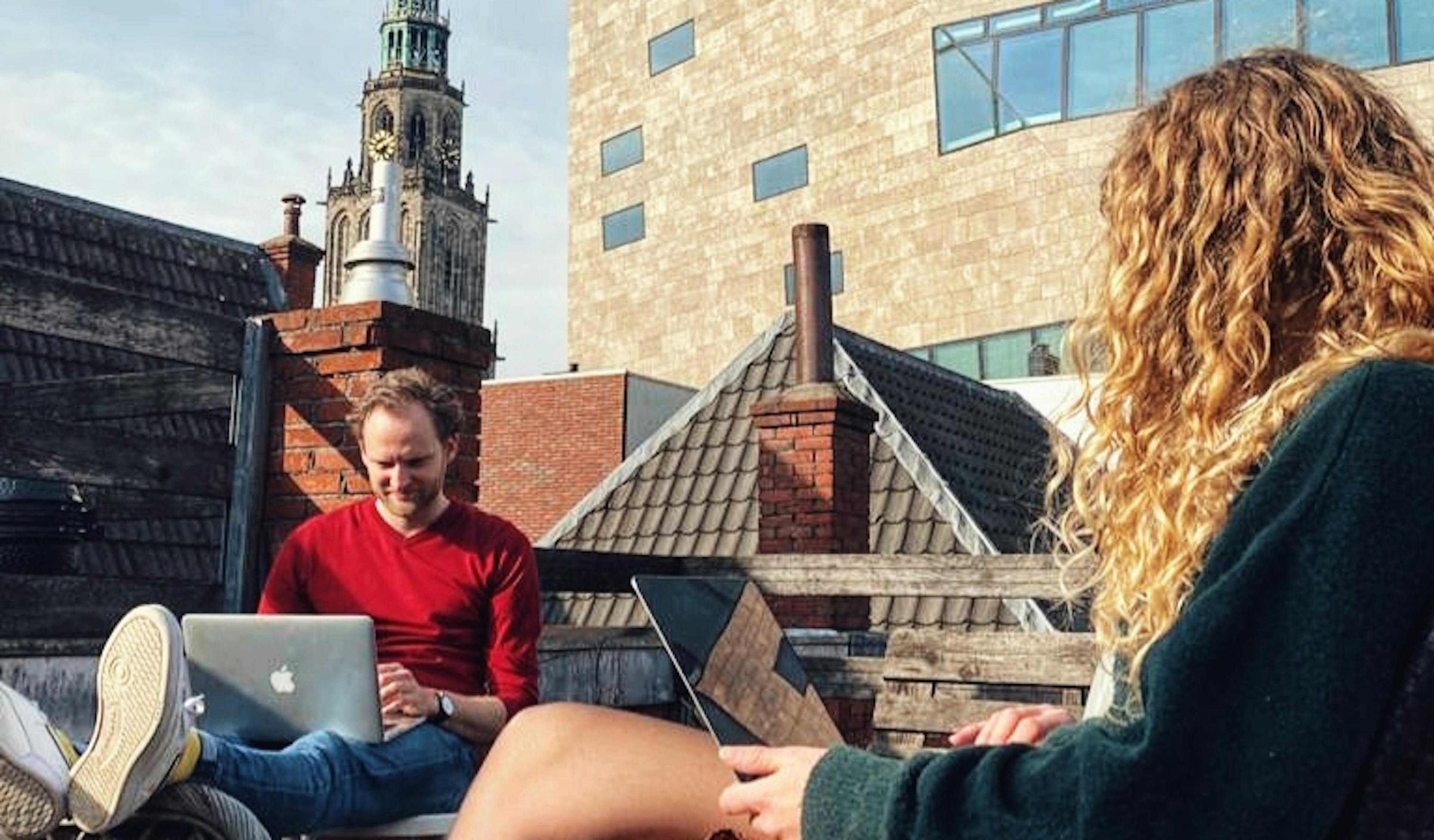 Teddy en Thijs op het dakterras van het oude kantoor