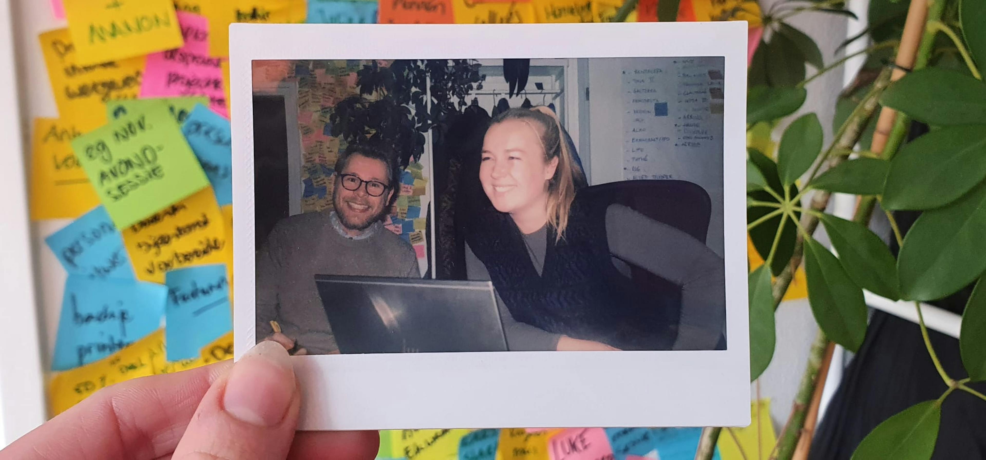 Polaroid foto van LEF team leden achter een laptop in het LEF kantoor