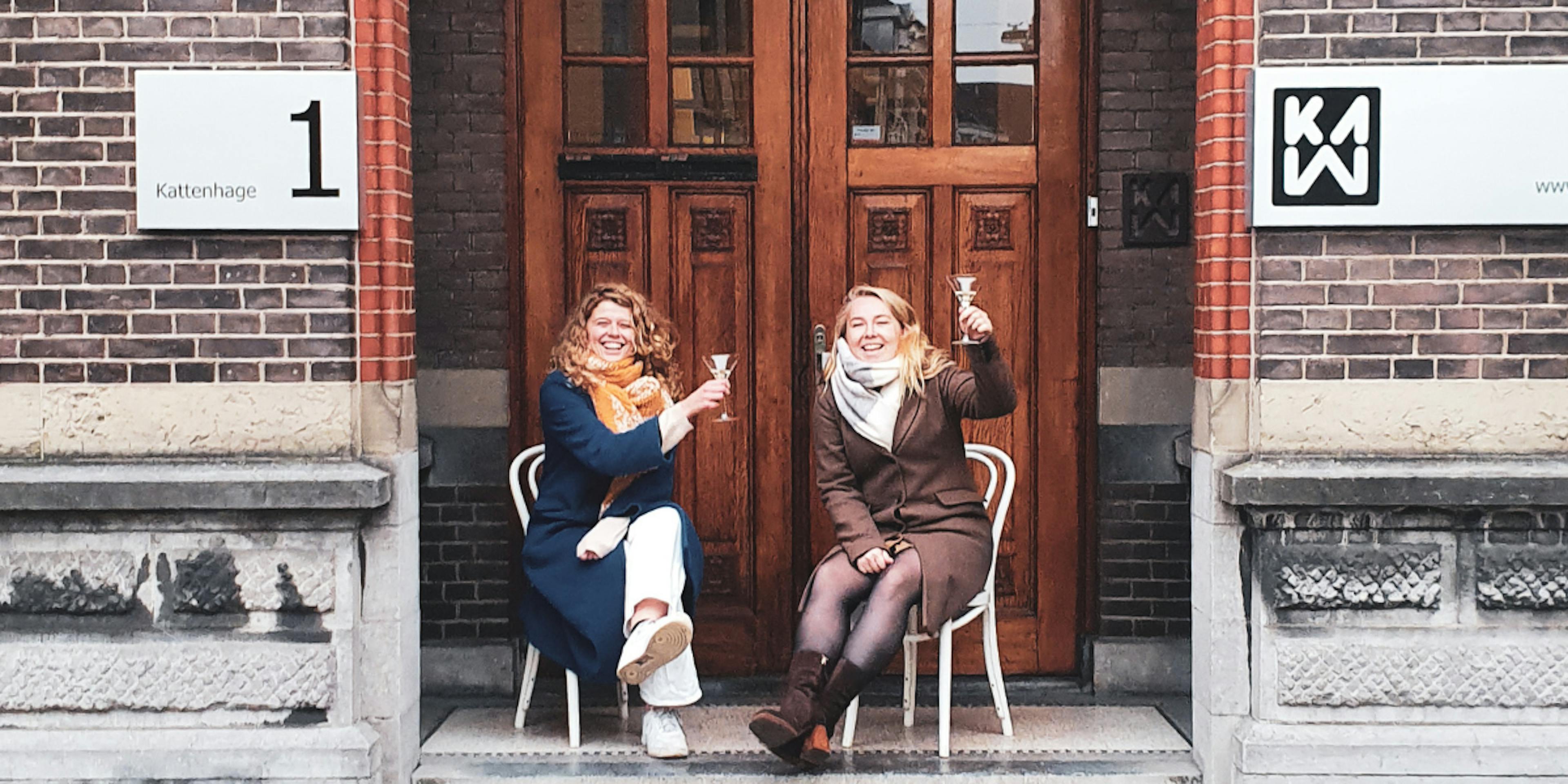 Teddy en Joline voor het KAW Architecten pand