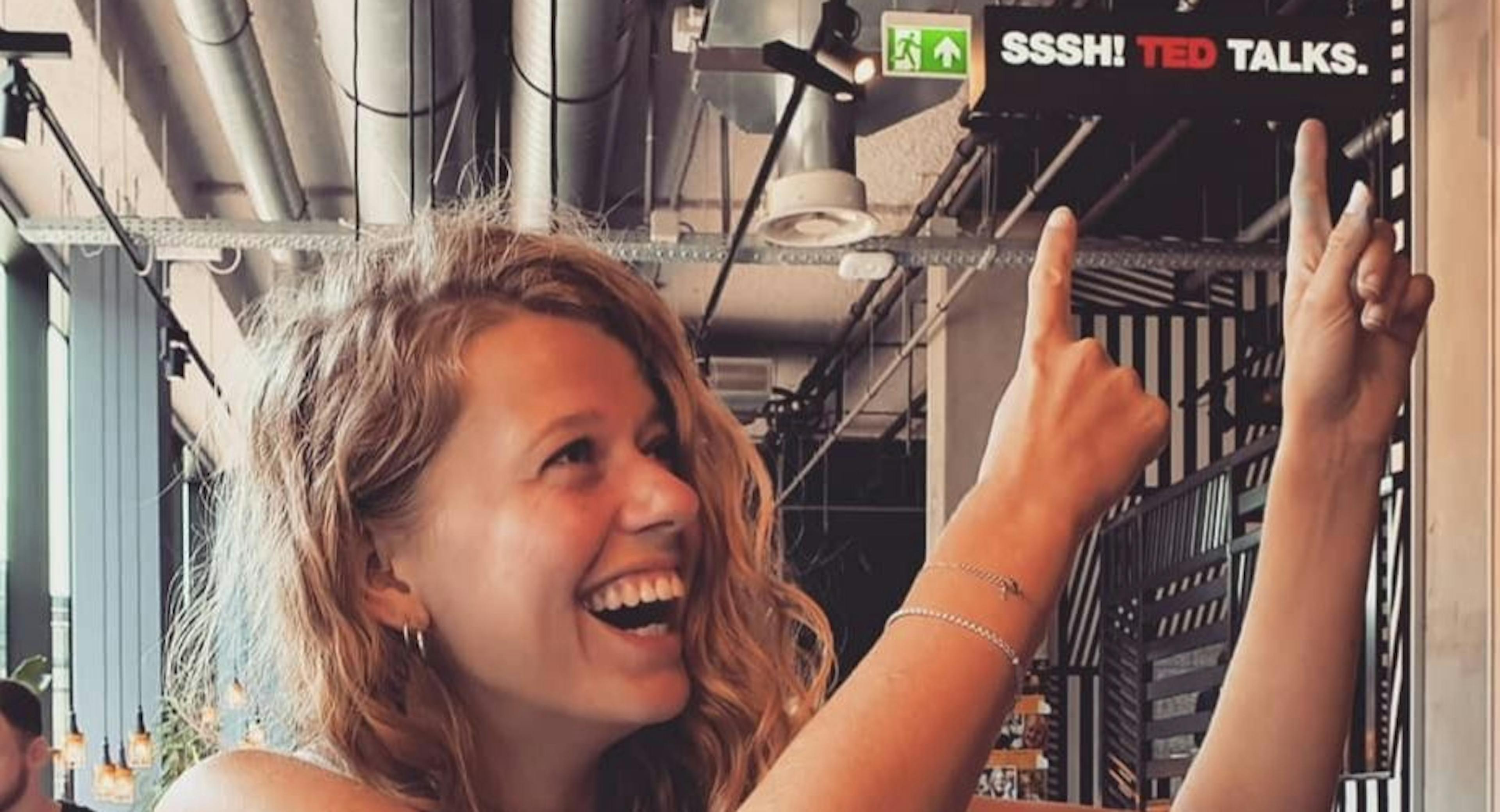 Teddy die naar een uithangbord wijst met de tekst 'SSSH! TED TALKS.