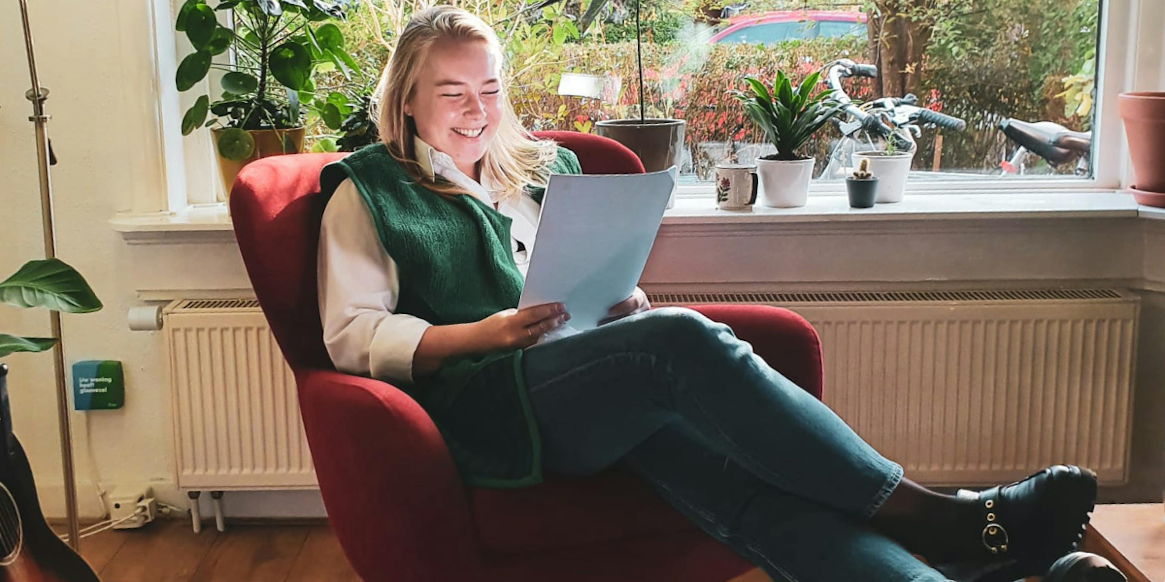 Jolien die een rapport leest