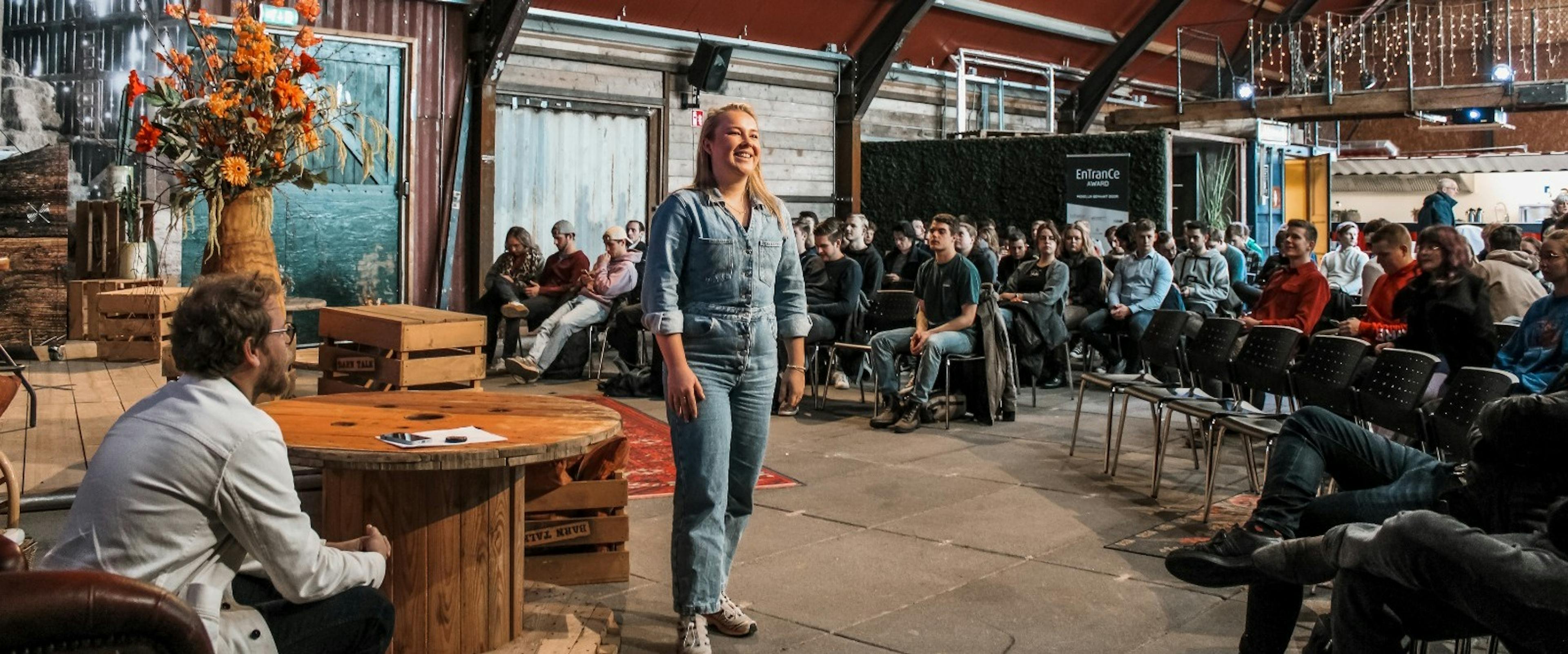 Joline die een presentatie geeft