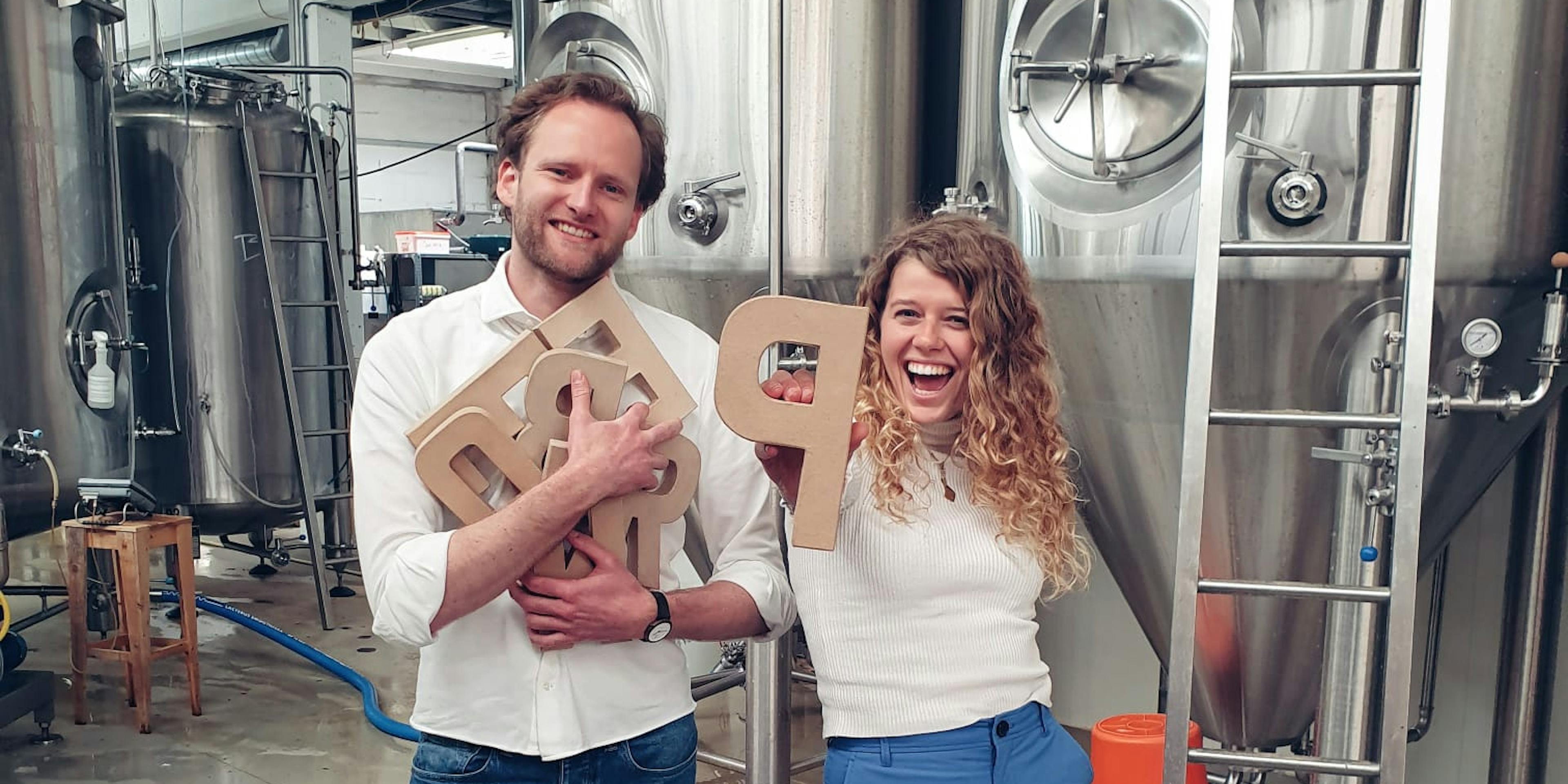 Teddy en Thijs in de bax brouwerij met letters in hun handen