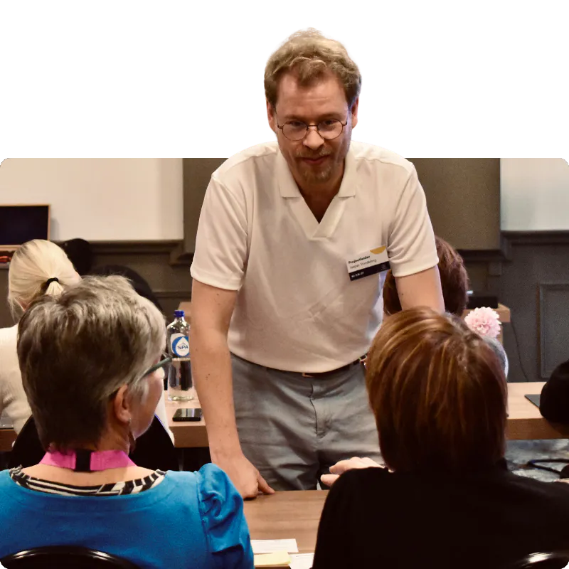 Jasper die met deelnemers spreekt uitgeknipt