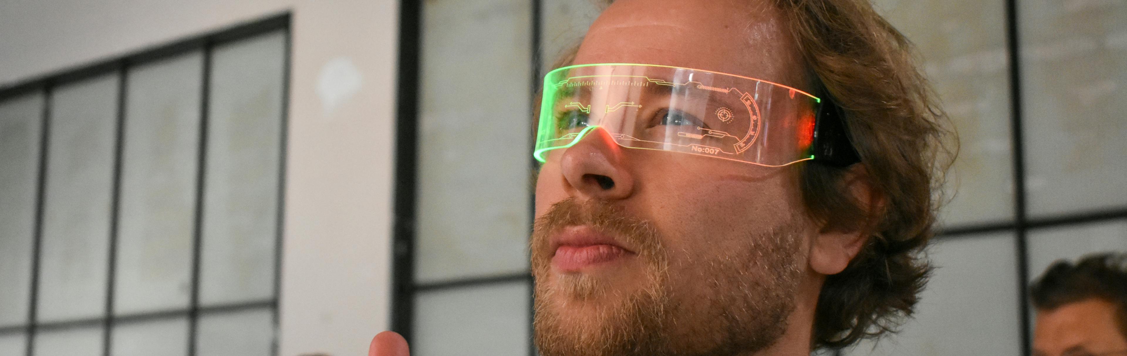 Man met futuristische bril