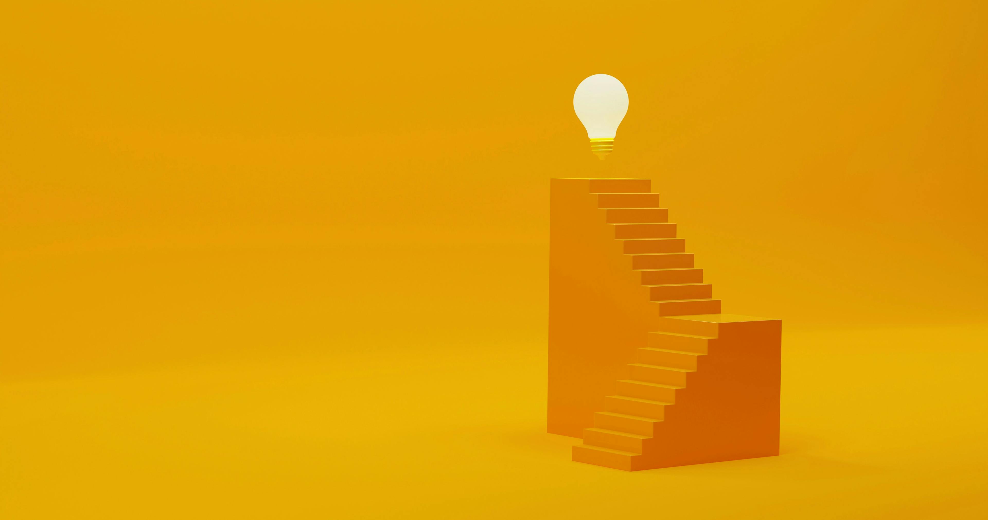 Gele trap met een licht peertje bovenaan symbool voor innovatietraject