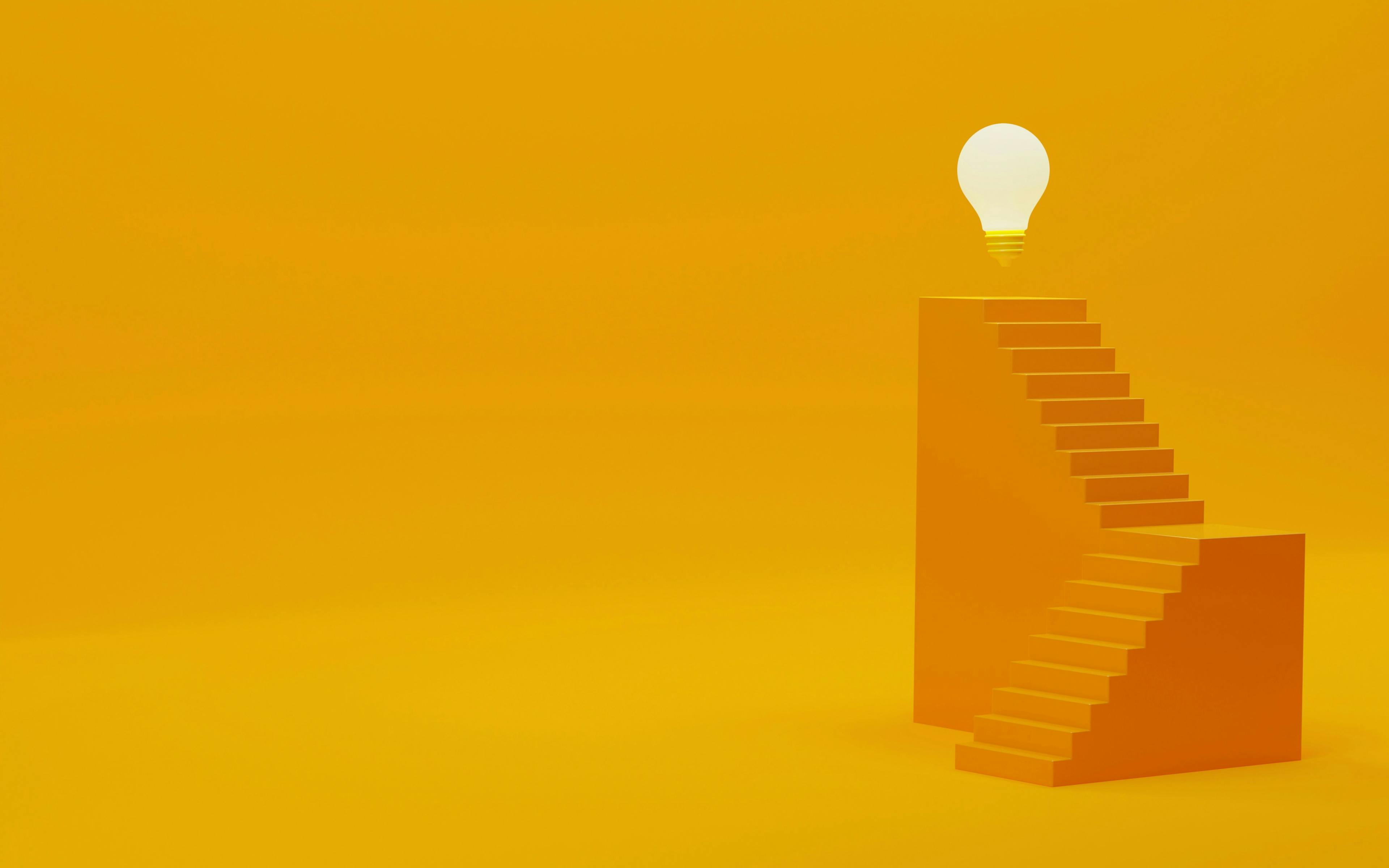 Gele trap met een licht peertje bovenaan