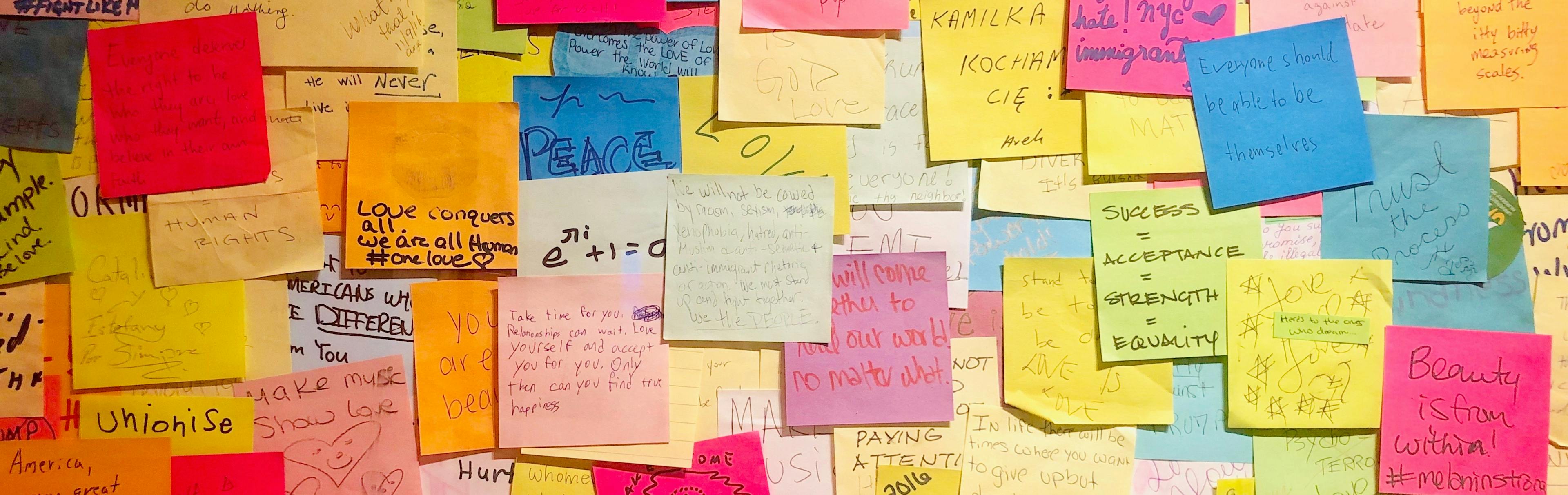 Muur volgeplakt met post-its