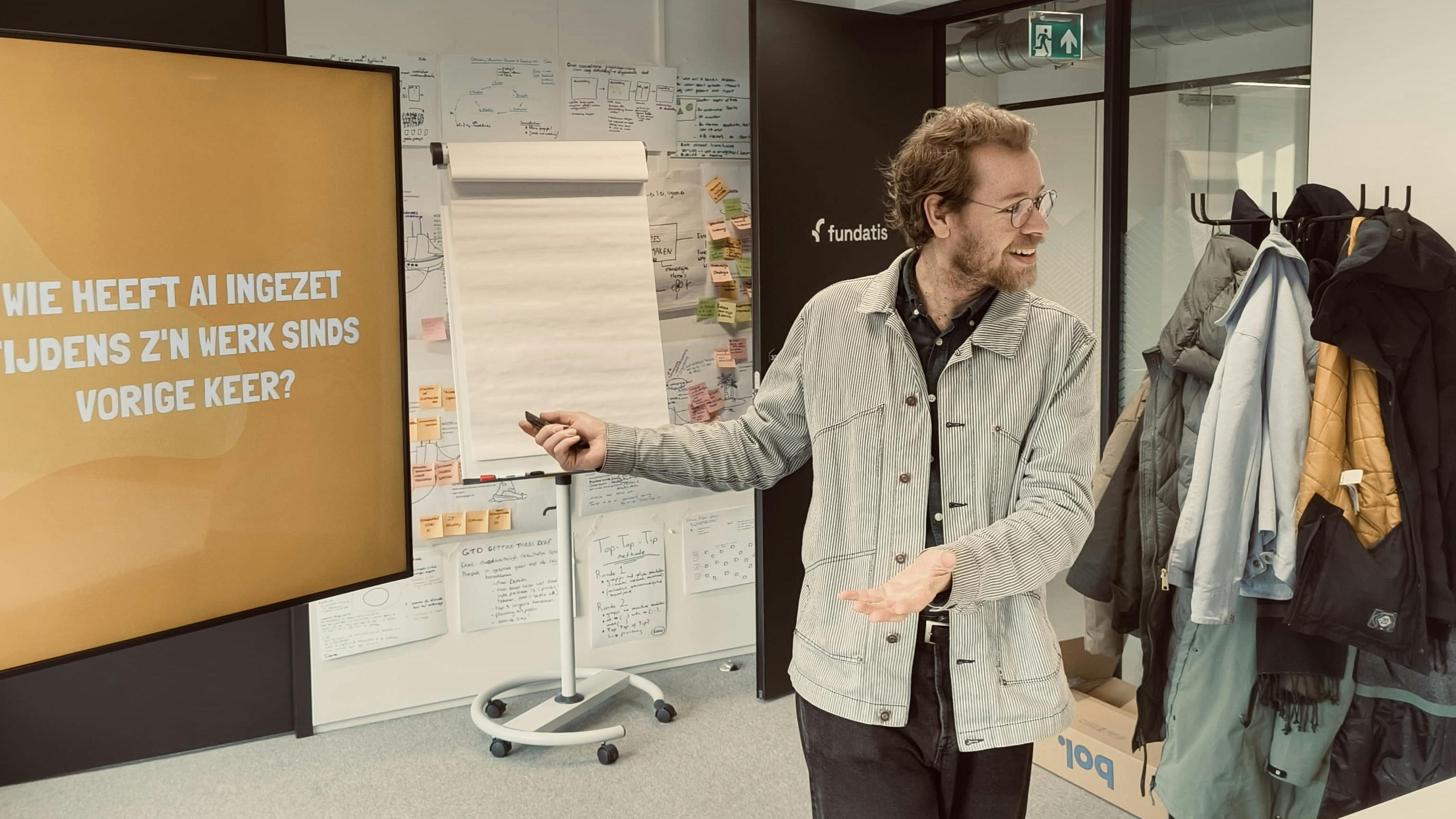 Jasper met een presentatie op een scherm