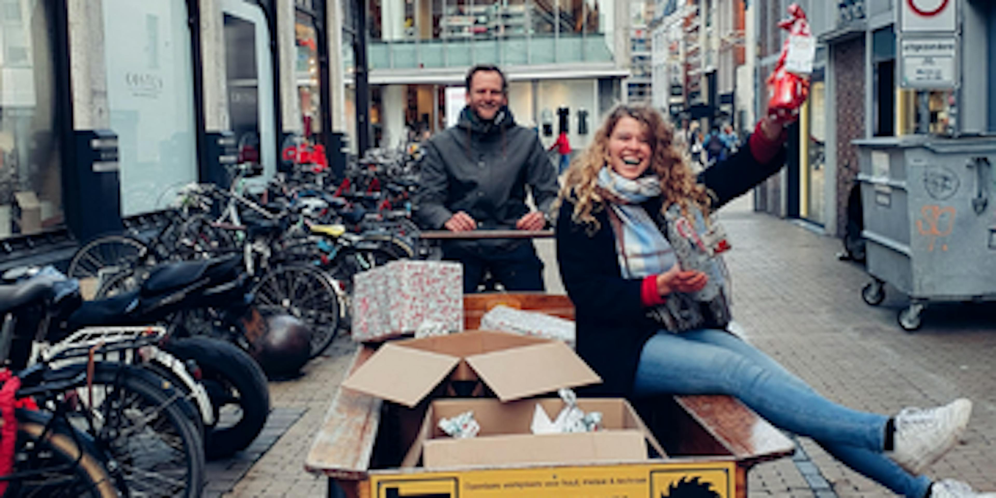 Teddy en Thijs op pad met een bakfiets vol kerst cadeau's voor de Leffers