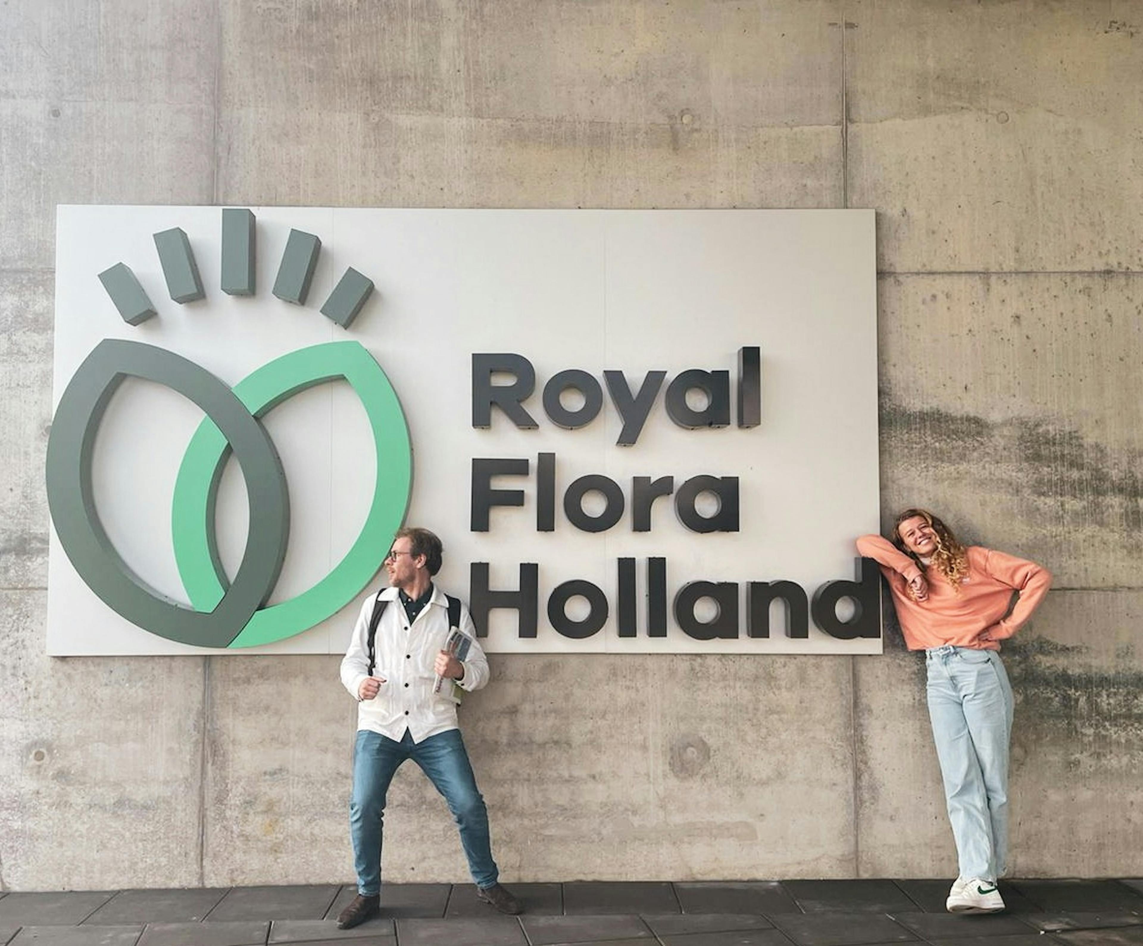Thijs en Teddy voor het Royal Flora Holland pand leunend tegen het logo