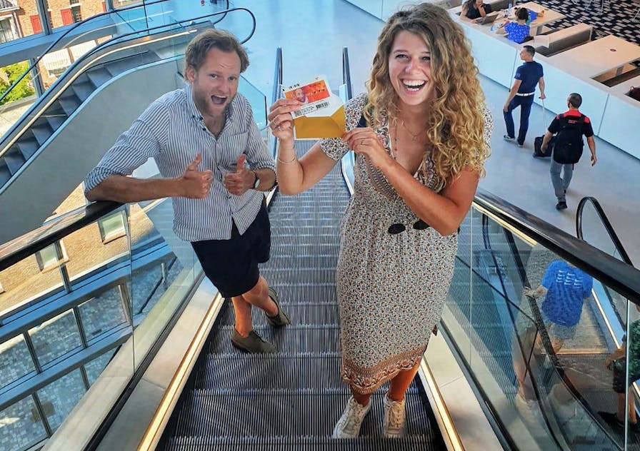Teddy en Thijs op de roltrappen van het Forum in Groningen