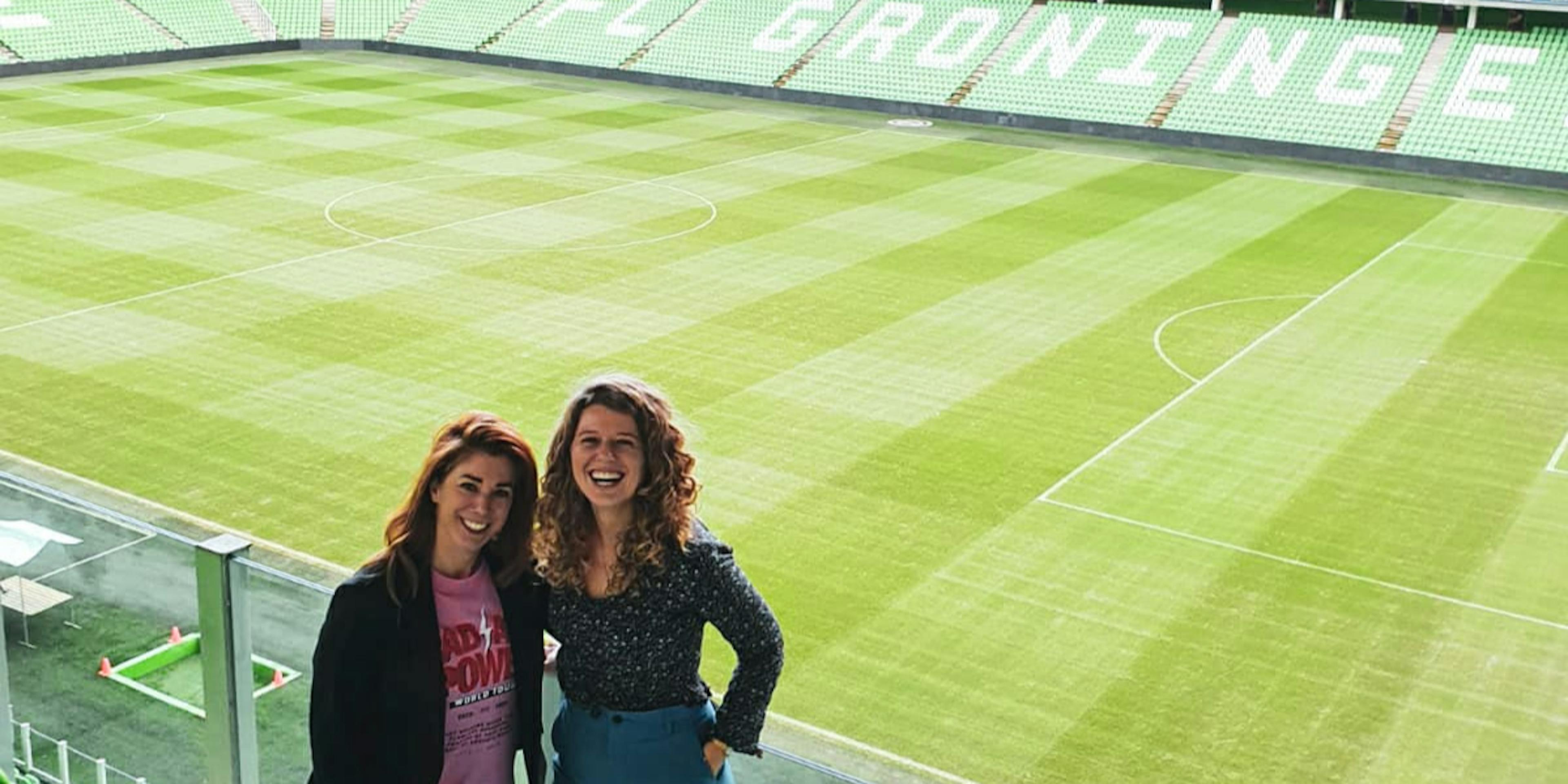 Teddy op de tribune van een leeg FC Groningen stadion