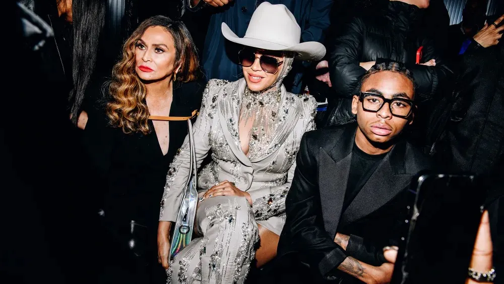 Image of Beyoncé and Tina Knowles sitting front row at the Luar show.