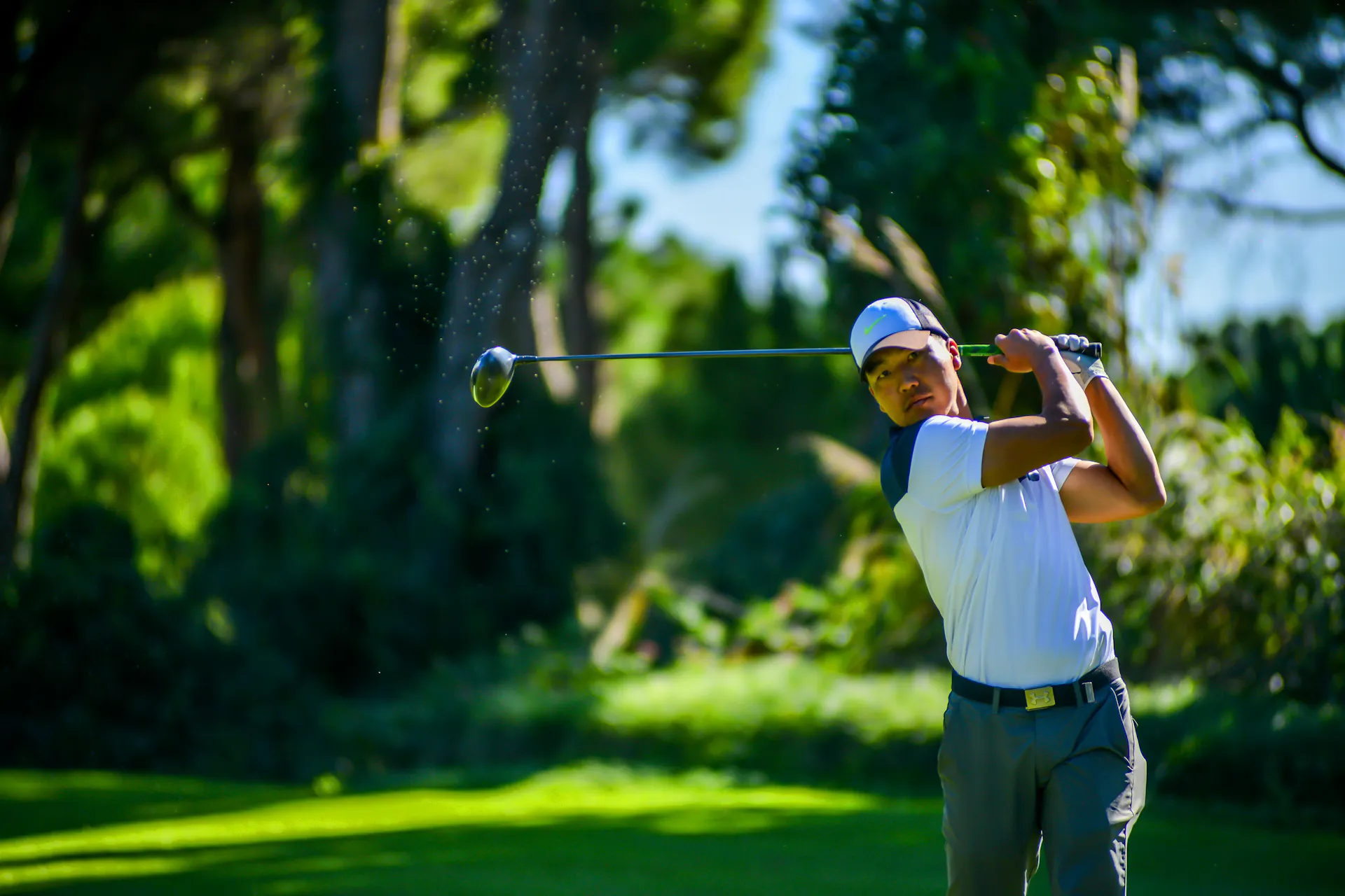 Golf influencer playing