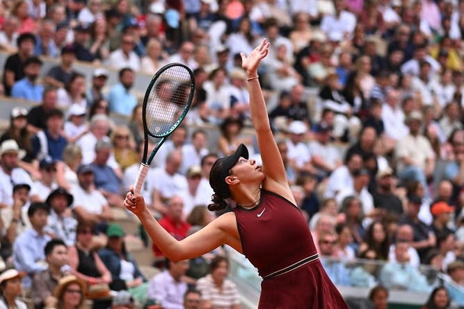 Amanda Anisimova playing tennis