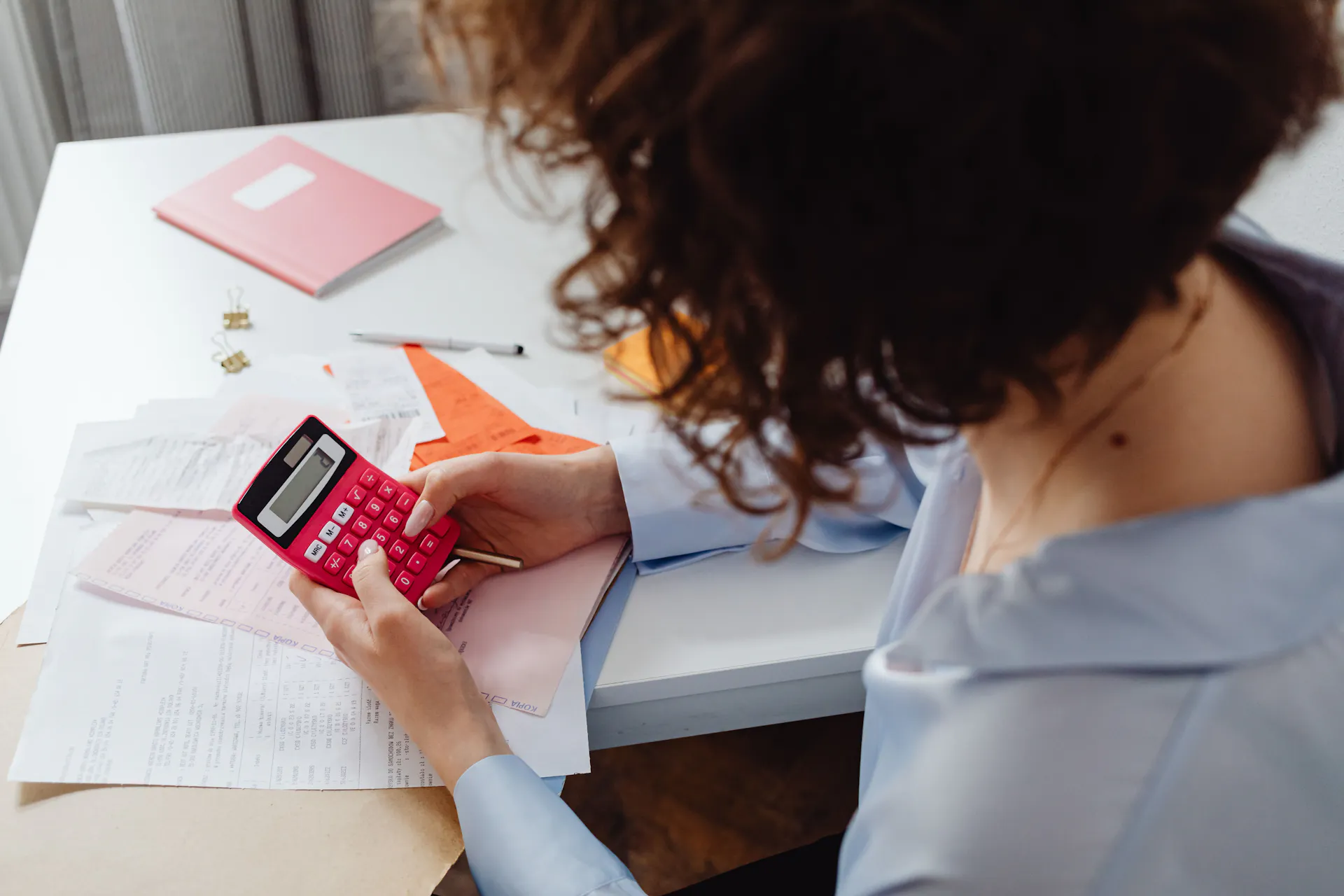 Influencer Marketer preparing the budget