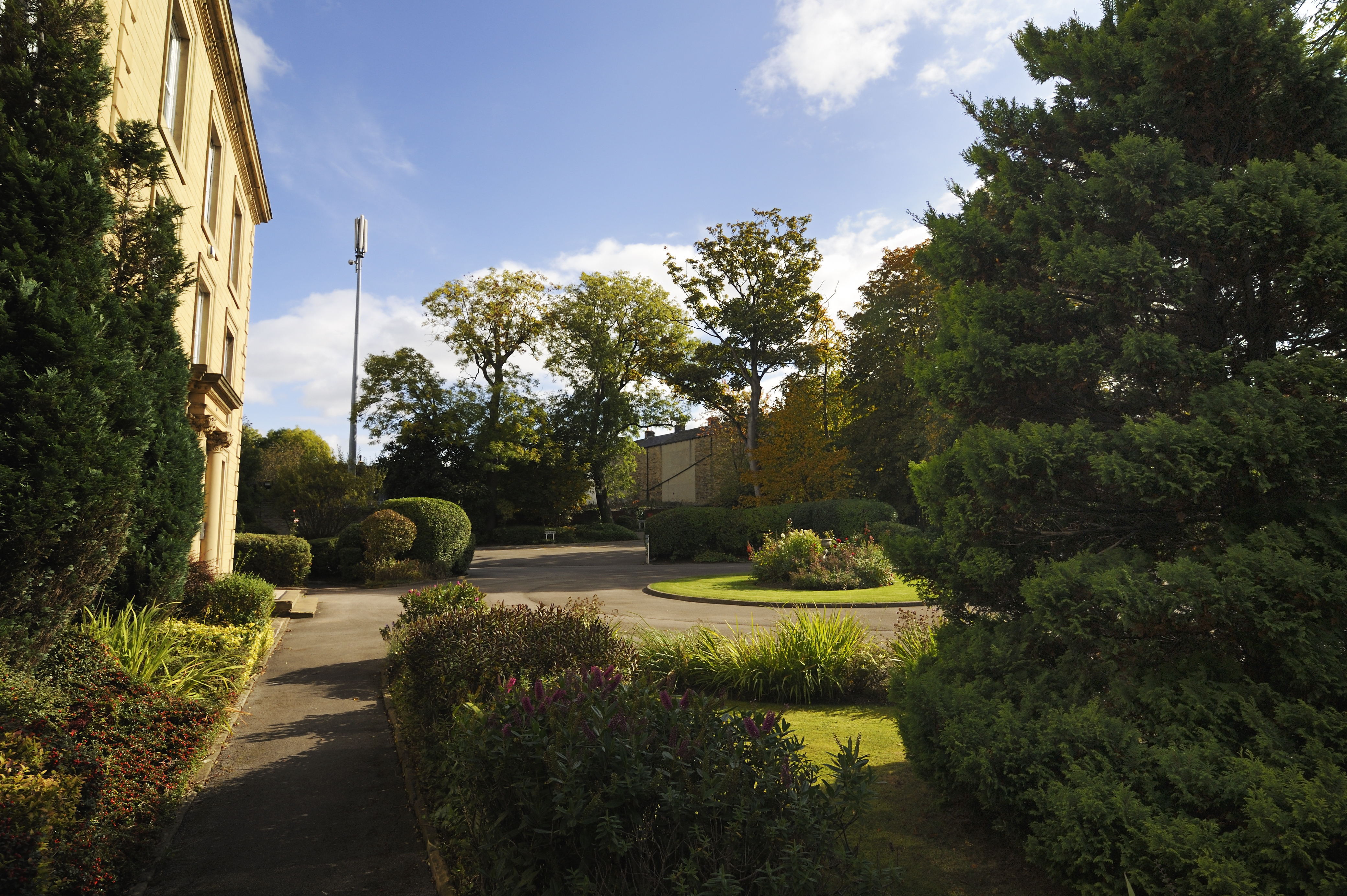 leigh house pudsey leeds with generous gardens