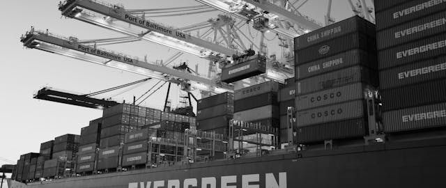 Bild: Container auf einem Frachtschiff