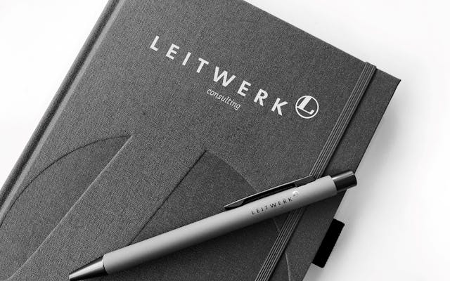 Leitwerk Consulting Notizbuch und Stift