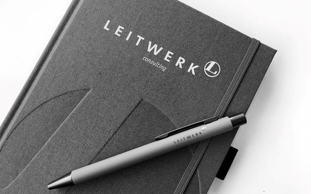 Leitwerk Consulting Notizbuch und Stift