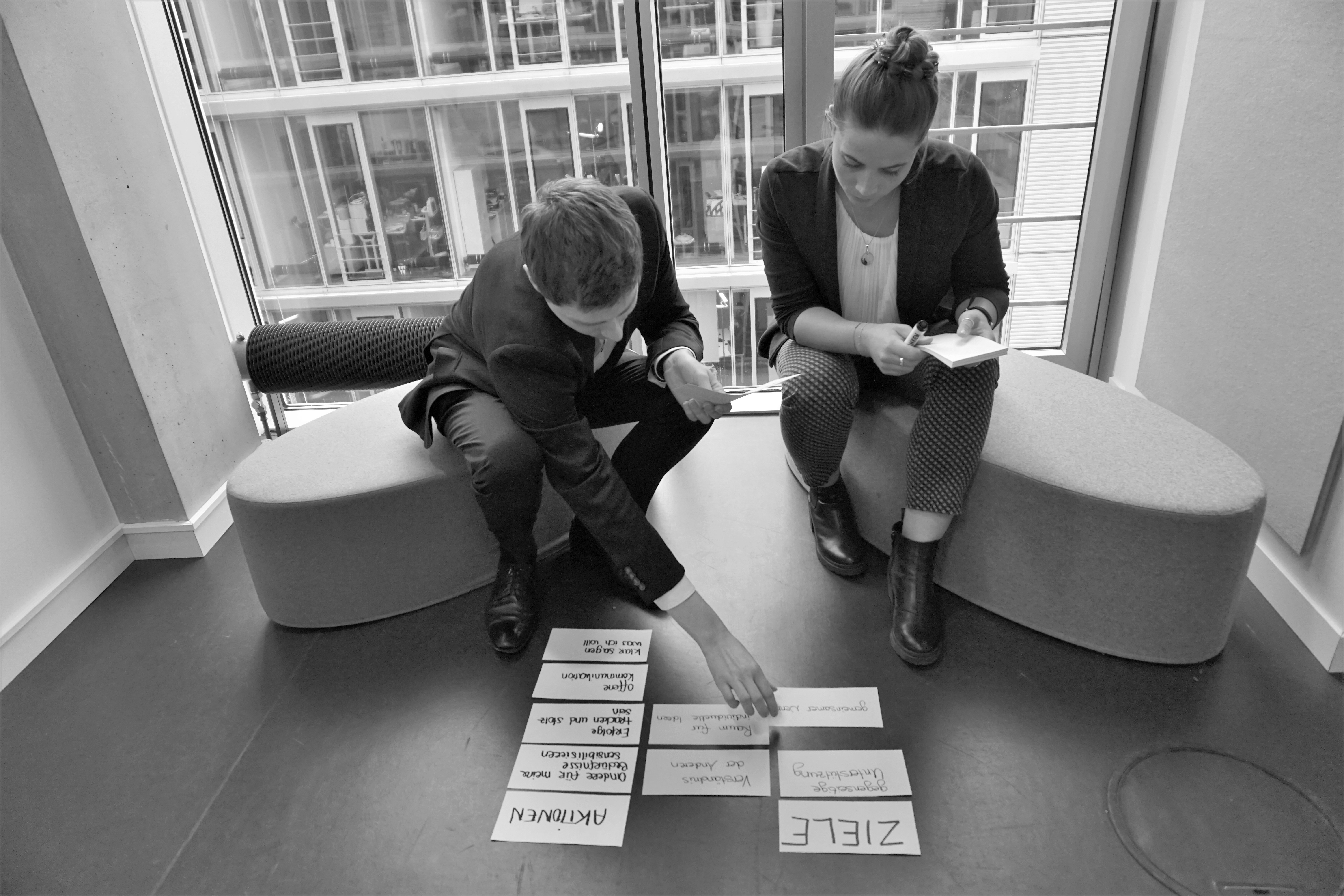 Arbeit mit Zetteln am Boden