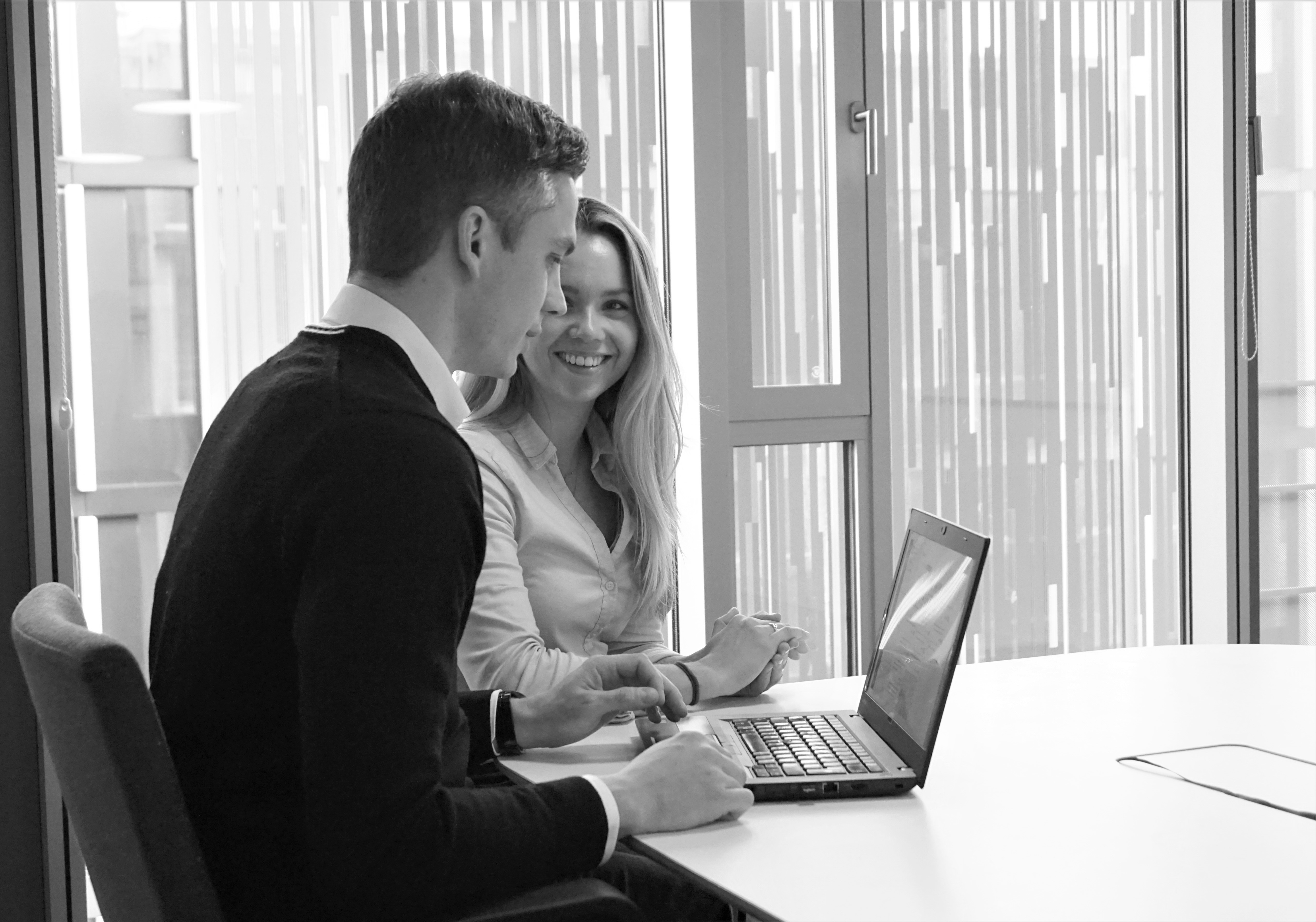 Mitarbeiter:innen bei der Prozessanalyse