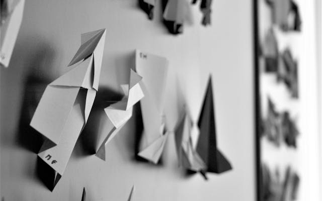 Wand mit Papierfliegern