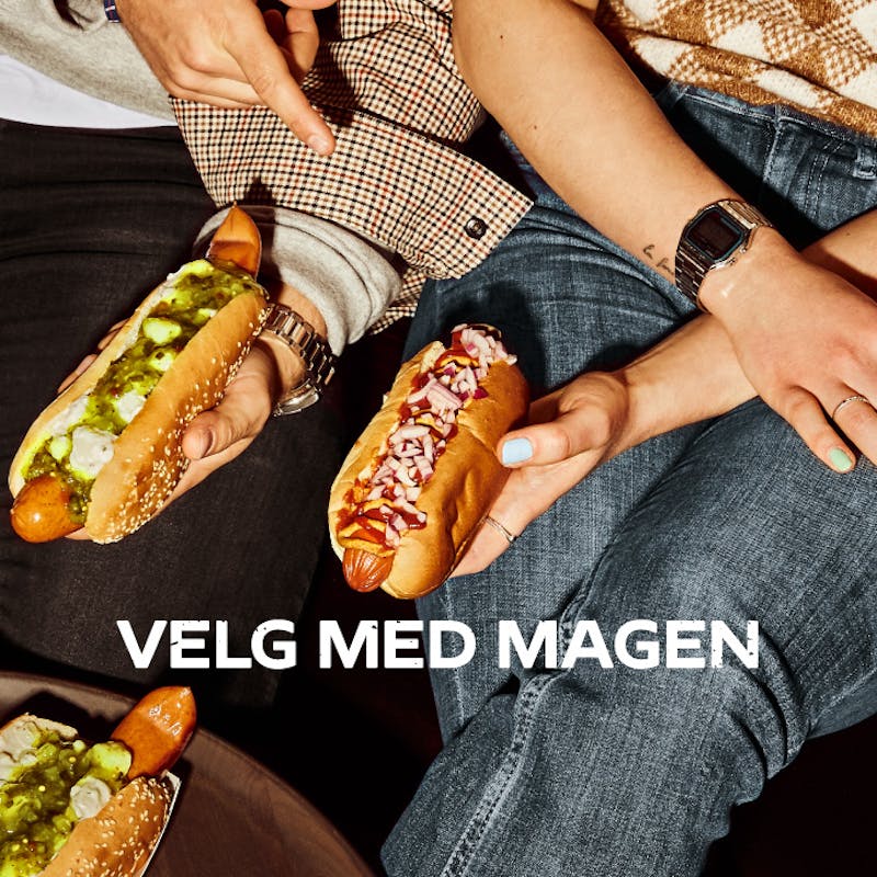 Bilde av hender som holder Leiv Vidar-pølser med topping. Overskrift: Velg med magen