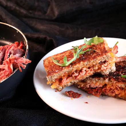 Pulled Pork toast med cheddar