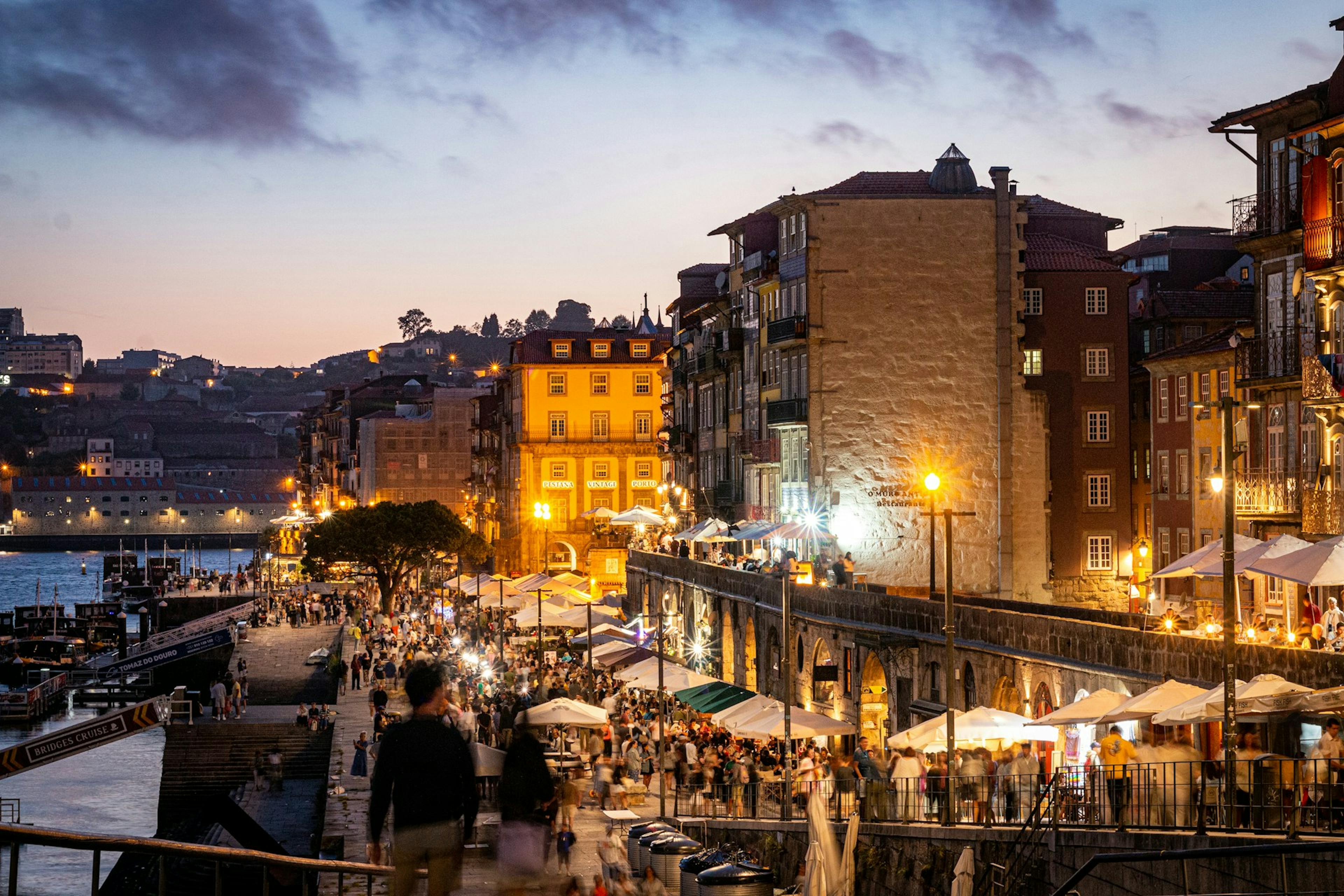 Pessoas a passear na Ribeira (Porto)