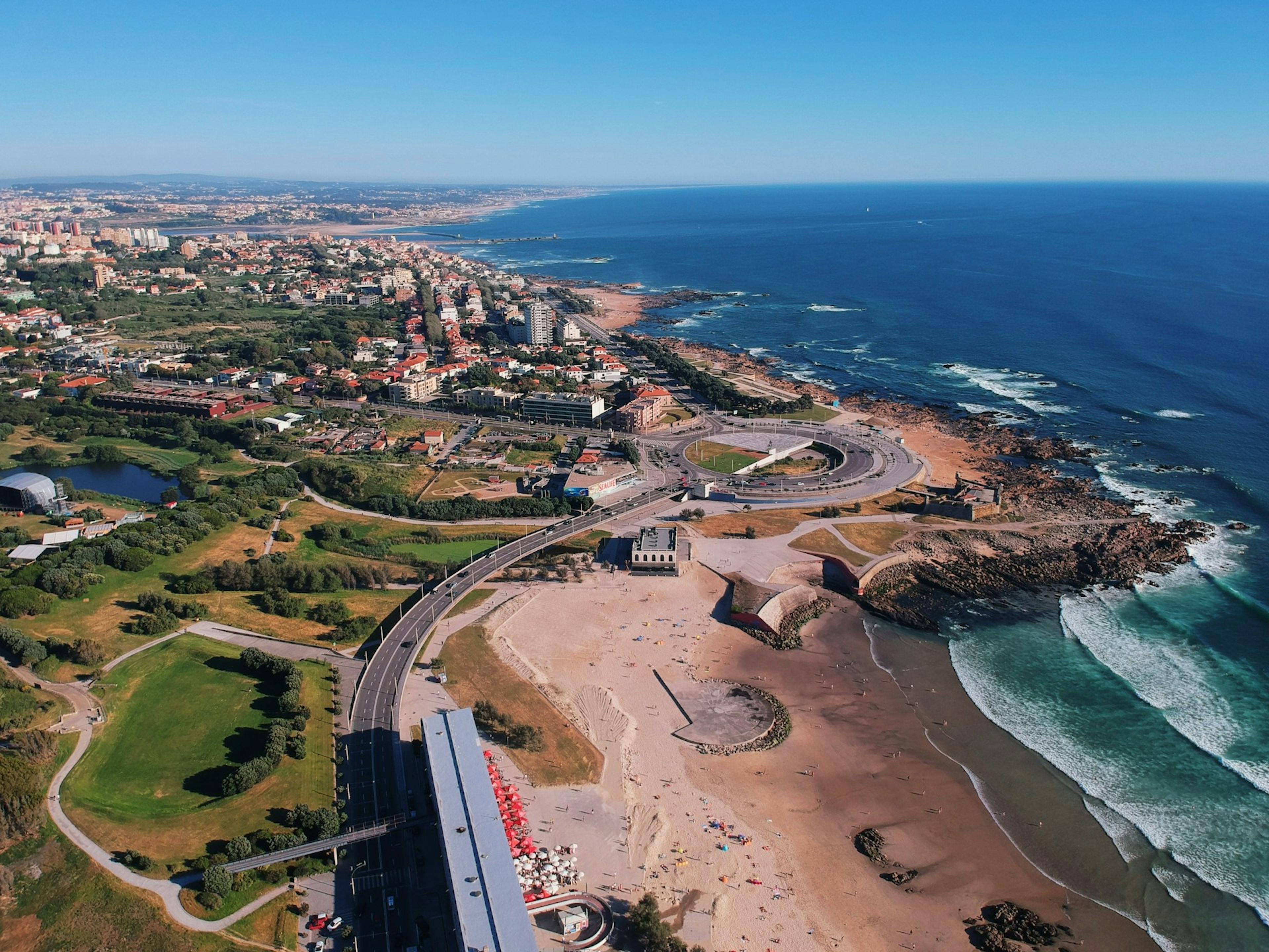 Vista aérea da linha costeira e do parque da cidade do Porto