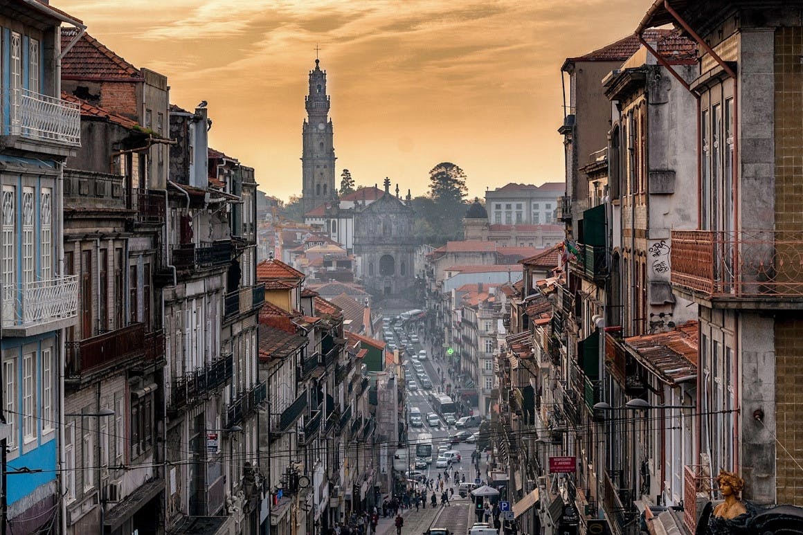 Pessoas a passear na baixa do Porto