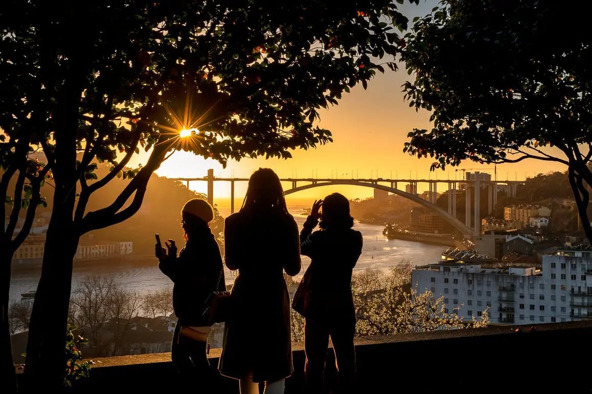 Pessoas jovens a ver o por do sol