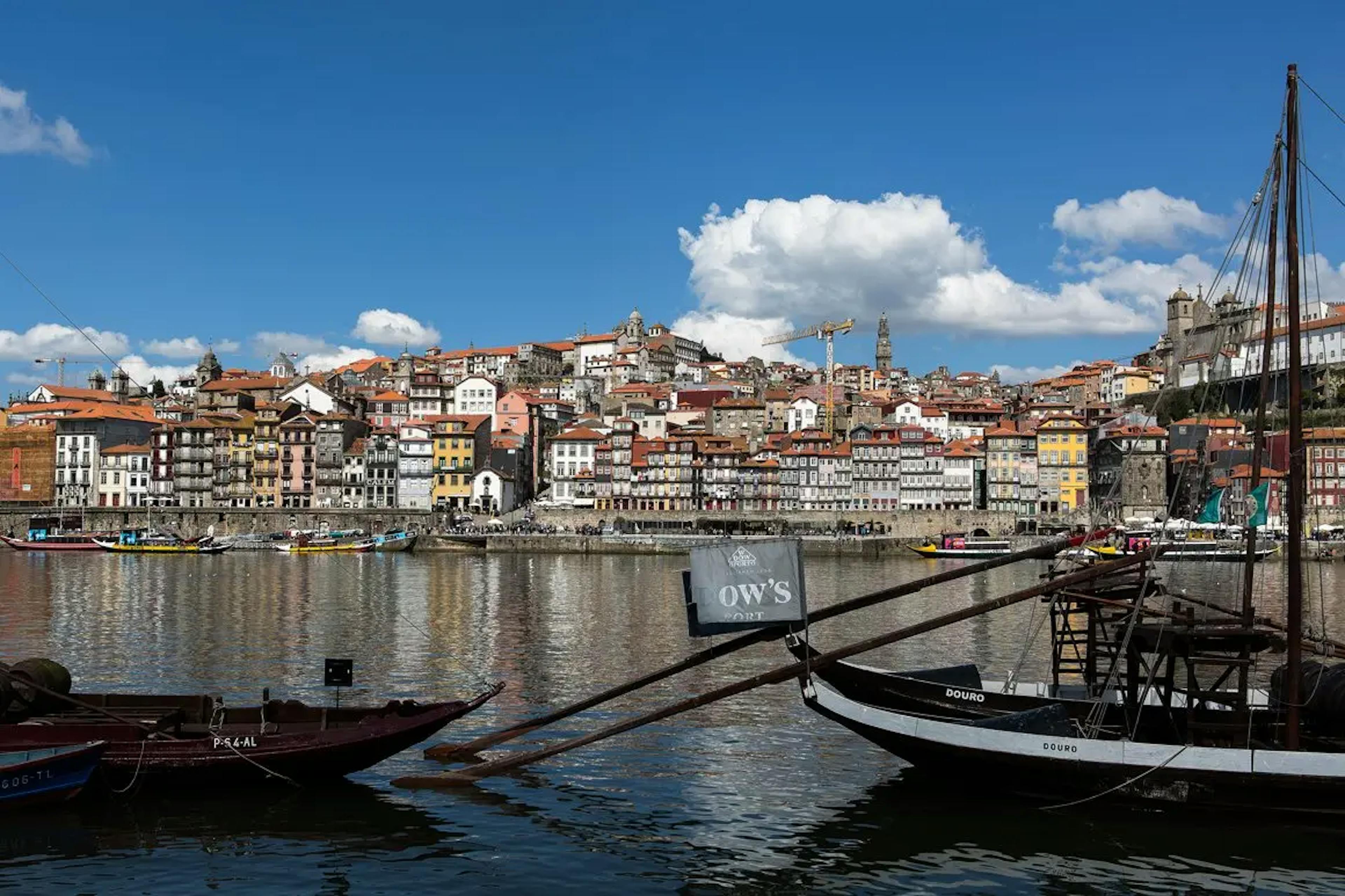 Barco atracado à beiro do rio com vista para a ribeira no Porto