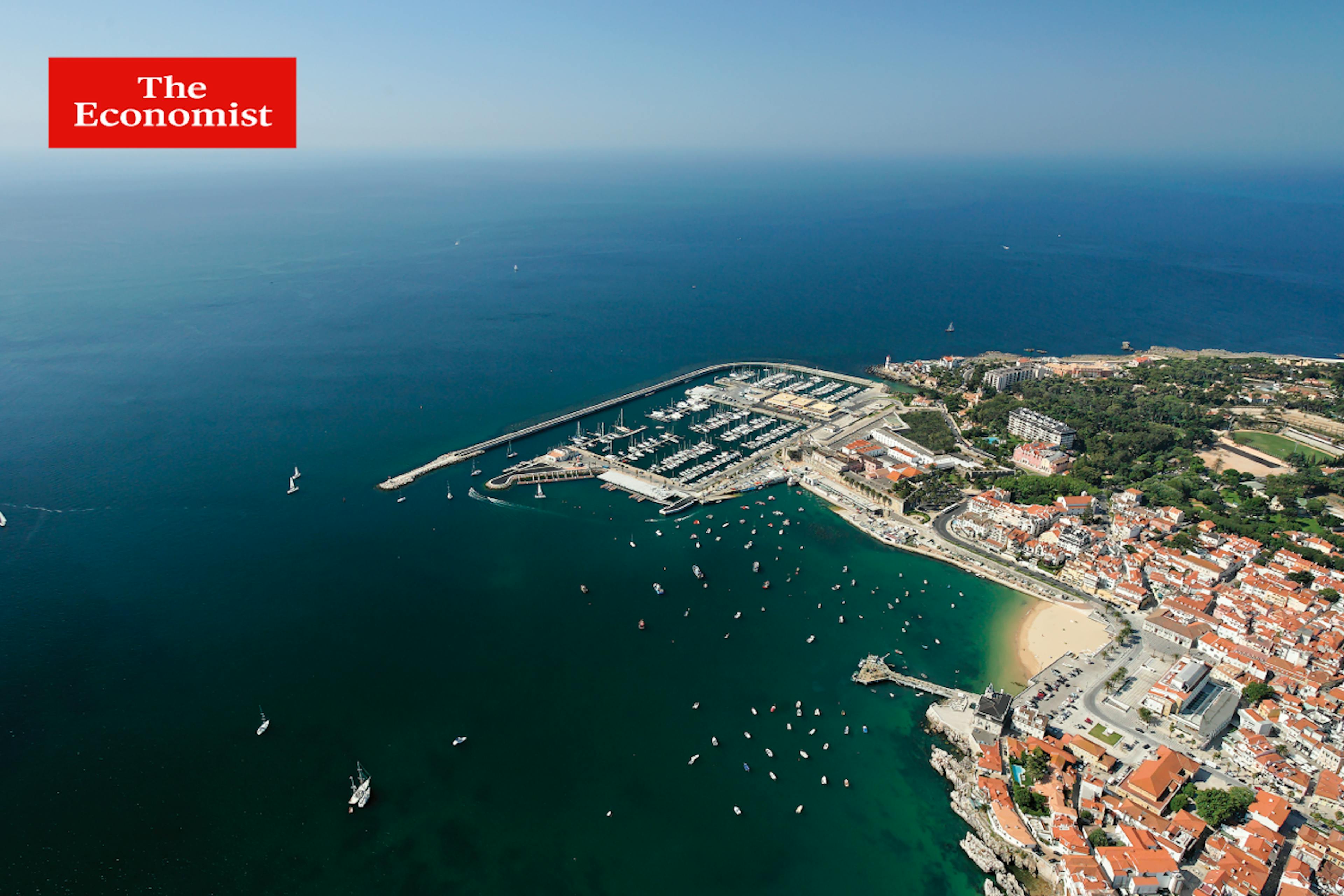 Imagem aérea da costa de uma cidade portuguesa 