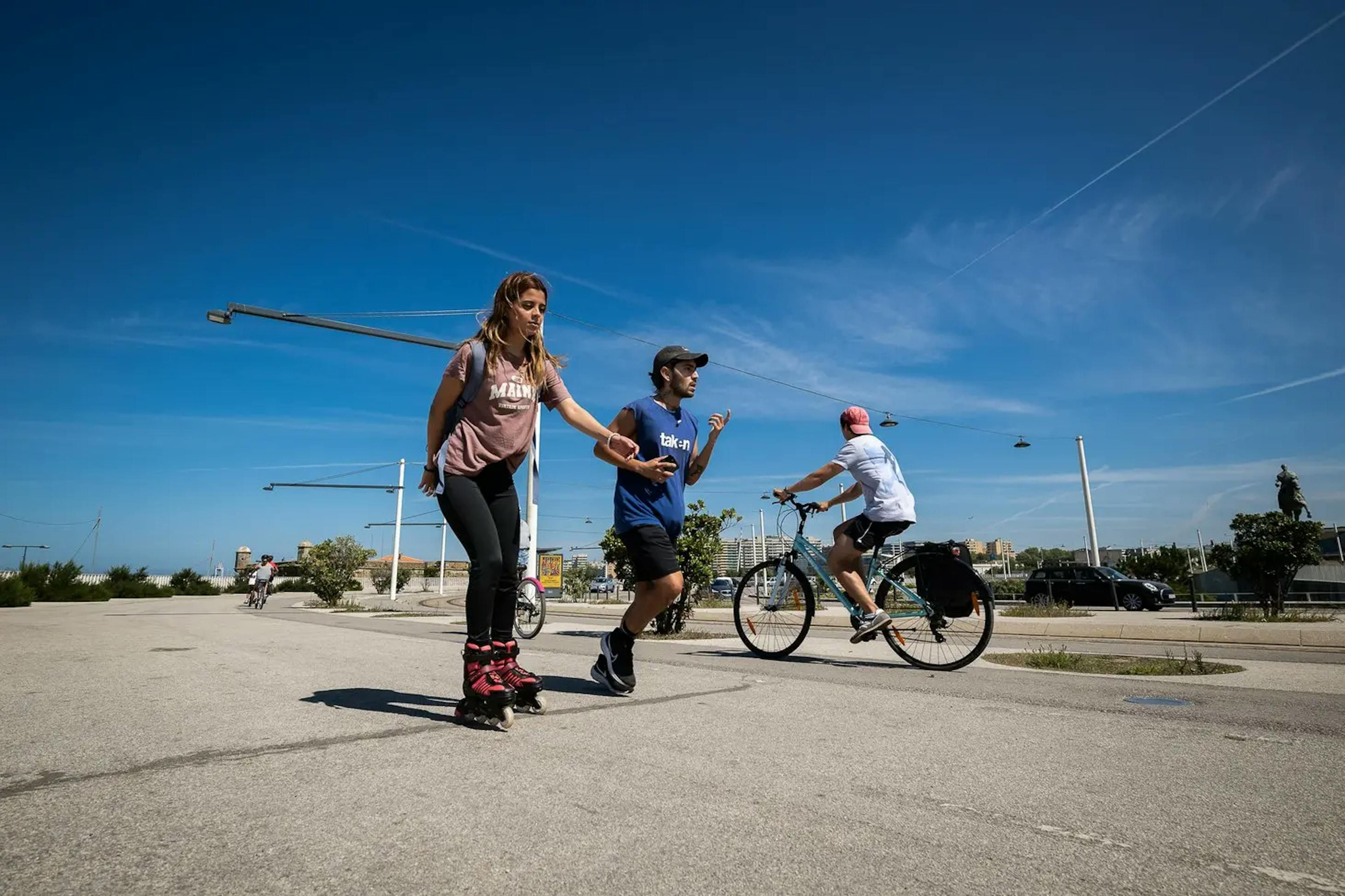Pessoas a andar de bicicleta