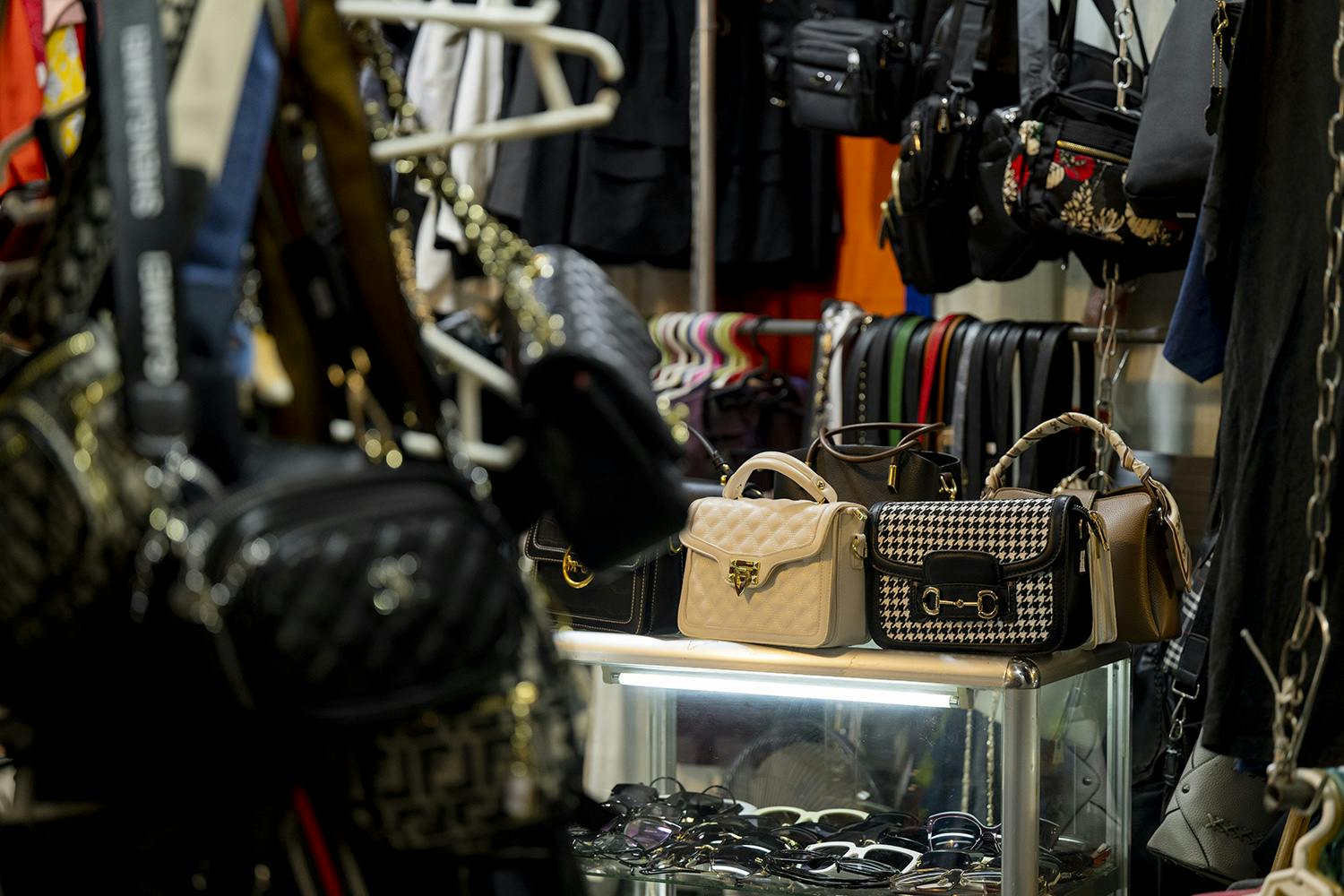 Chợ Vồ Hà Đông chủ yếu bán đồ si cho nữ (Nguồn: internet)