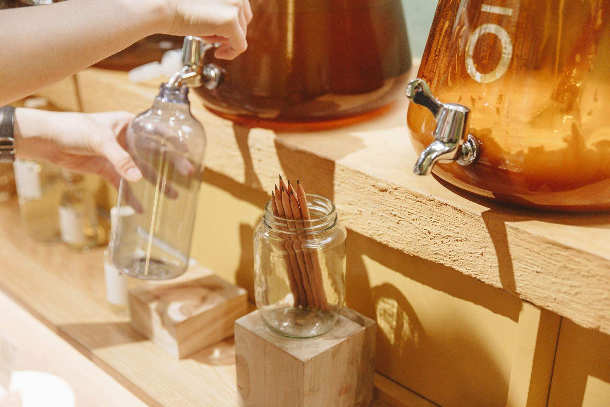 Những bình đong đầy ở Lại Đây Refill Station