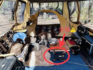 まもなく足元を取られるであろうキャンプテーブル