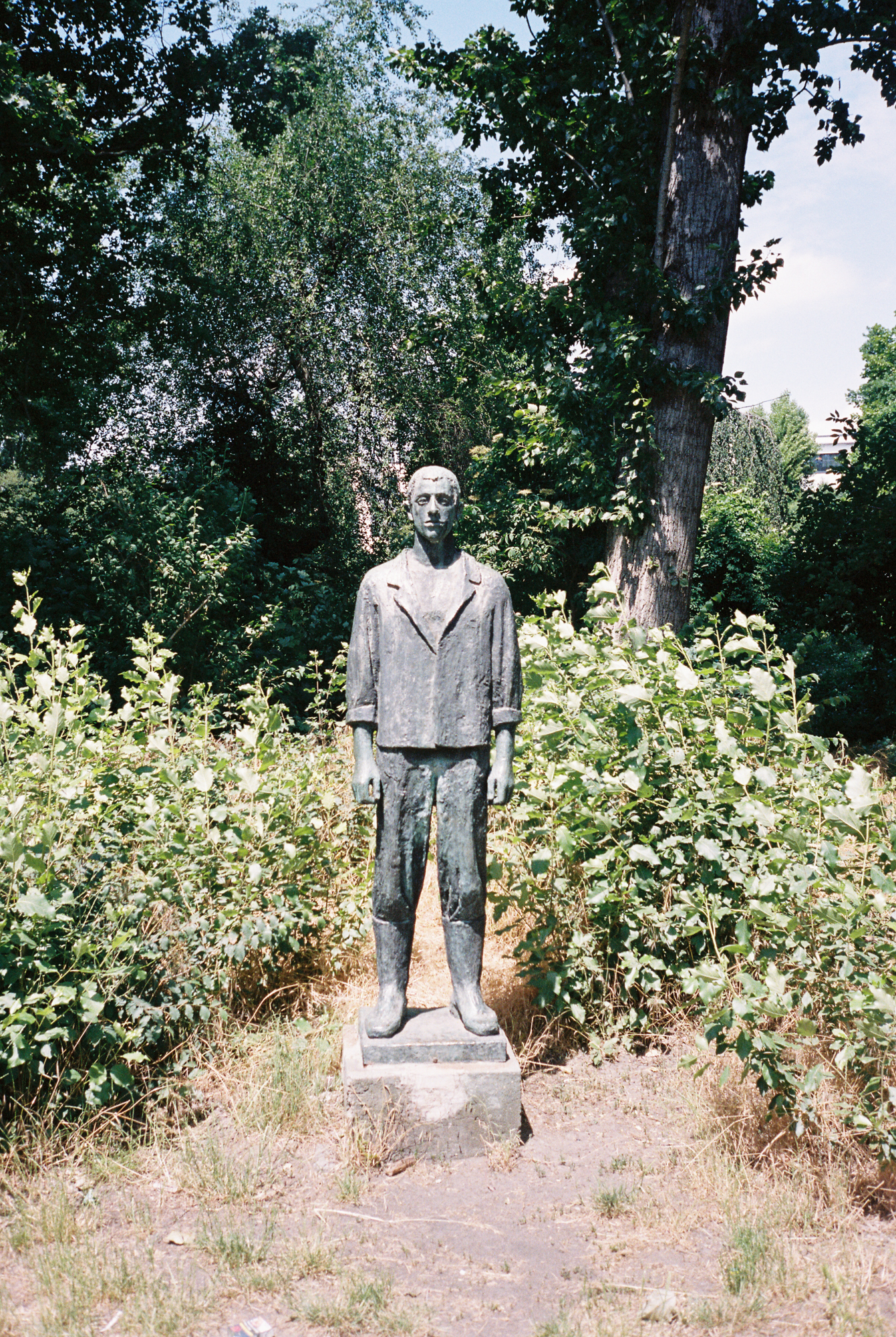 The statue "Junger Arbeiter" by Christa Sammler from 1963. Located in Berlin, Weißensee.