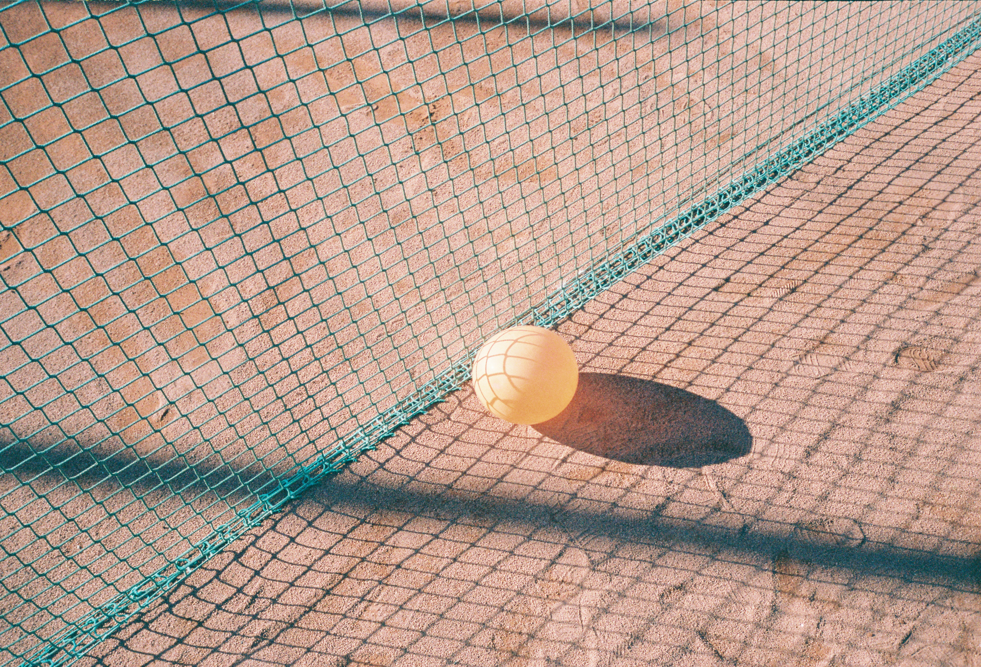 A balloon on a tennis court.