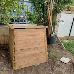 composteur en bois dans son jardin