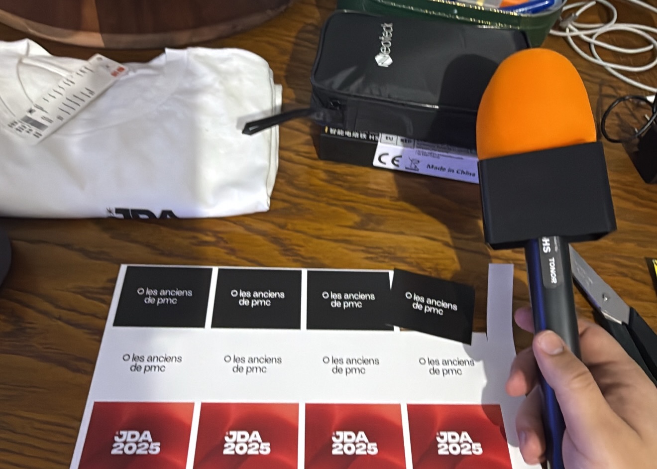 Les autocollants « les anciens de pmc » et « JDA 2025 » préparés pour la journée