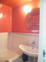 Salle de bains avec lavabo, baignoire et WC