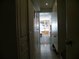 Couloir avec nombreux placards