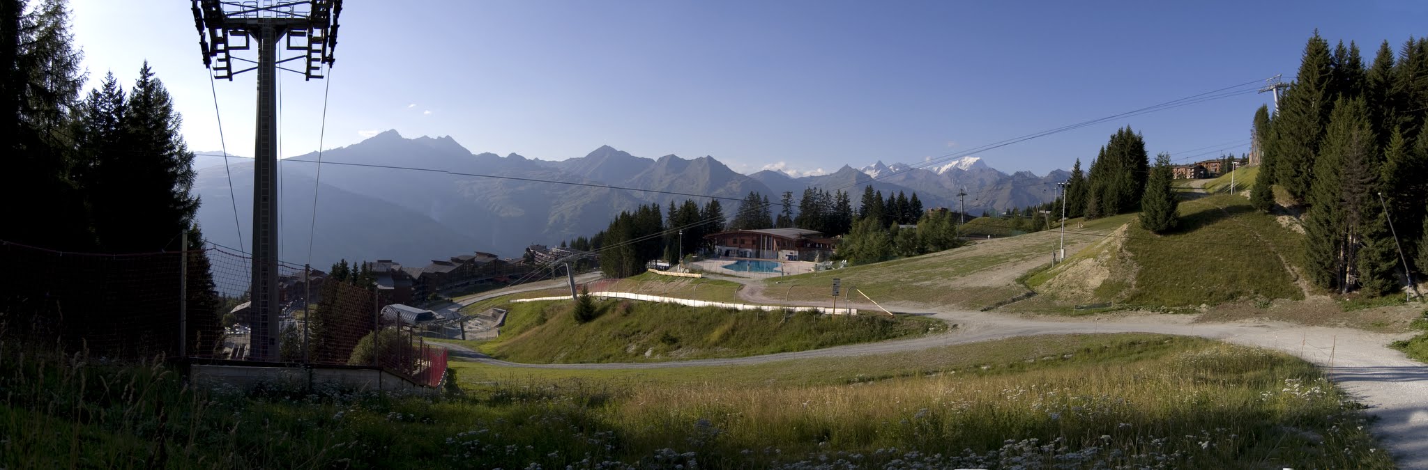 Vue panoramique des Arcs 1800 en été