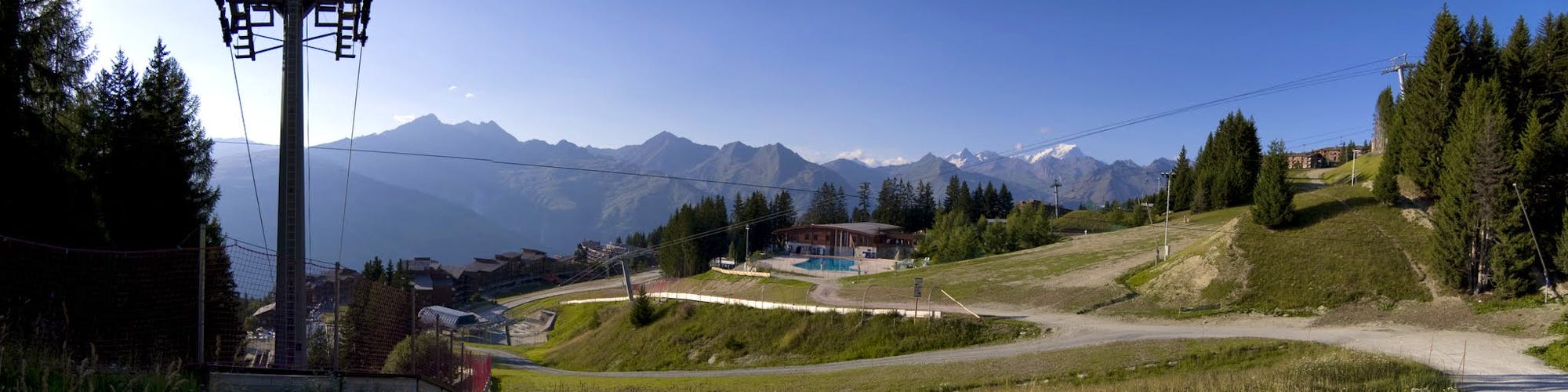 Vue panoramique des Arcs 1800 en été