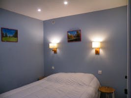 Chambre parentale avec fenêtre donnant sur le salon et placards